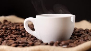 Kahve fincanını yaklaştır.