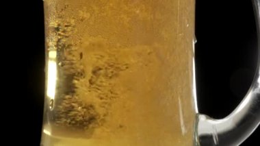 Taze sarışın bira bardakta sallanıyor. Alkol, bar, restoran.