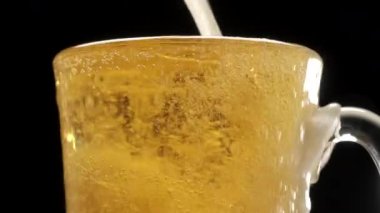 Bira bardağına, köpüğe ve köpüğe sarı bira dök.