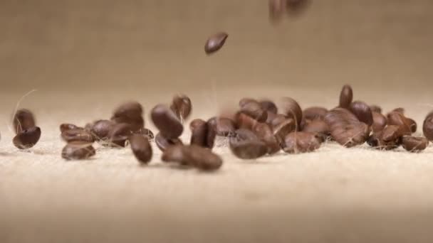 咖啡豆落在黄麻上 — 图库视频影像
