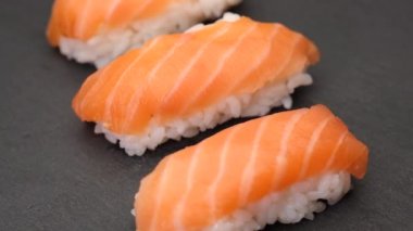 Suşi nigiri somon Japon yemeği. Japon gurme. Çiğ balık ve pilav. Tipik Asya yemekleri.