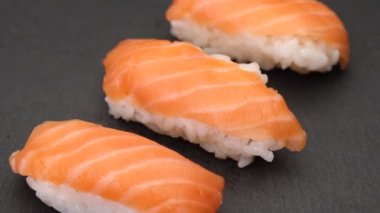 Suşi nigiri somon, tipik Asya yemeği. Çiğ balık ve pirinç Japon gurmesi.