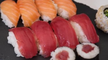 Nigiri somon, ton balığı, hosomaki ve uramaki ile Asya suşi çeşitleri. Japon geleneksel çiğ balık ve pilav..