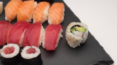 Suşi çeşitleri nigiri somon, ton balığı, uramaki, tabakta hosomaki. Geleneksel Asya yemekleri.