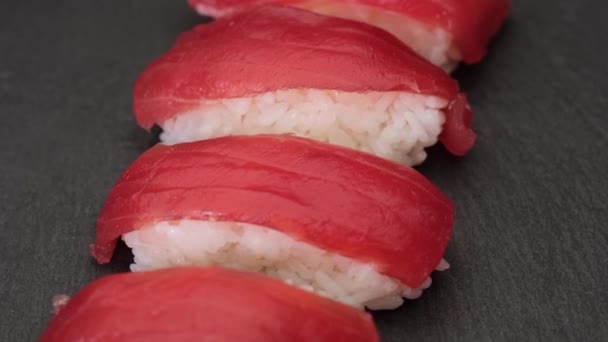 Sushi Nigiri Atum Comida Japonesa Peixe Cru Asiático Típico Arroz — Vídeo de Stock