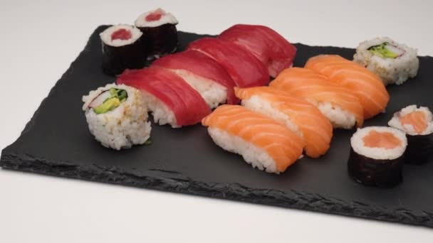 Nigiri Suşi Somonu Ton Balığı Hosomaki Uramaki Asya Yemekleri Gurme — Stok video