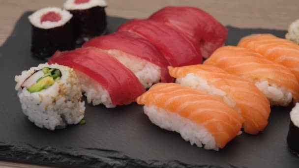 Sushi Nigiri Salmon Nigiri Tuna Hosomaki Uramaki Rotating Plate — Vídeo de Stock