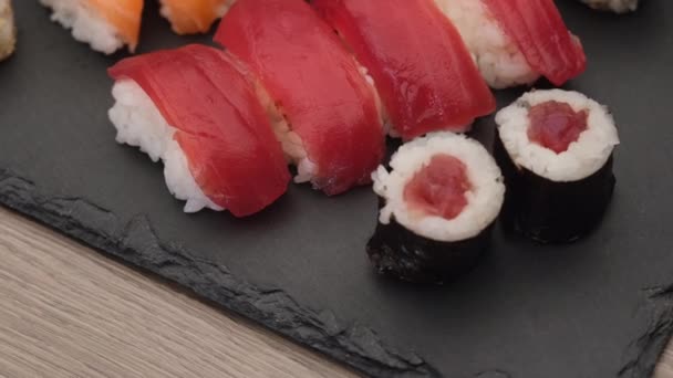 アジア料理の寿司巻き握りサーモン マグロ ほそ巻 うら巻 日本の伝統料理 — ストック動画