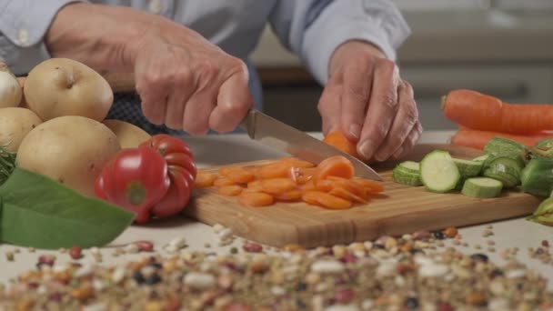 Příprava Zeleniny Moderní Domácí Kuchyni Řezání Mrkve Vegetariánská Strava — Stock video