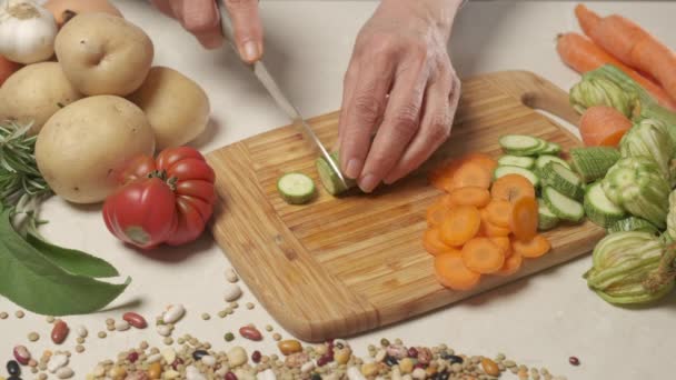 Készül Vágás Zöldség Cukkini Otthoni Konyhában Vegetáriánus Ételt Készítek Mediterrán — Stock videók