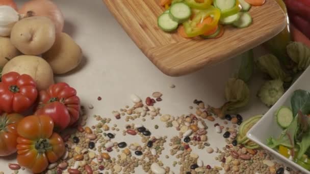 Vorbereitung Eines Veganen Vegetarischen Mittagessens Gemischter Gemüsesalat Weißem Gericht — Stockvideo
