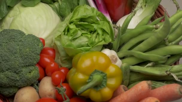 野菜グリーンサラダレタス回転 ベジタリアンやビーガンフード 典型的な地中海の健康的な栄養 — ストック動画