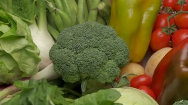 Ahşap arka planda turuncu uzun balkabağı dönüyor. Akdeniz diyeti, organik tarım, Akdeniz diyeti, vejetaryen yiyecekler..