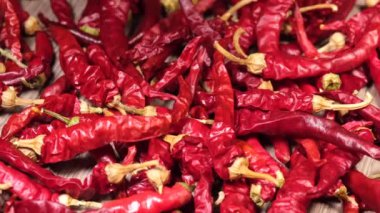 Ahşap arka planda turuncu uzun balkabağı dönüyor. Akdeniz diyeti, organik tarım, Akdeniz diyeti, vejetaryen yiyecekler..