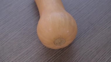 Ahşap arka planda turuncu uzun balkabağı dönüyor. Akdeniz diyeti, organik tarım, Akdeniz diyeti, vejetaryen yiyecekler..