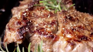 Biftek ızgara. Etin üzerine biberiye aroması döküp pişirmek. Lezzetli yemek hazırlama.