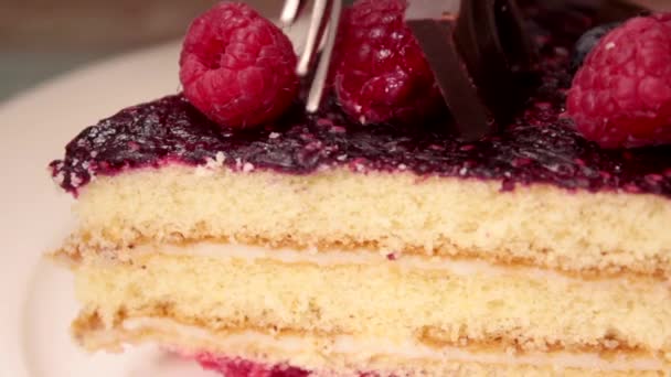 Tomando Una Rebanada Pastel Chocolate Bayas Comer Pastel Con Fresas — Vídeo de stock