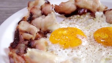 Kızarmış pastırmalı yumurta ve biber, ızgara ve İngiliz kahvaltısı için hazır. Tahta masa. Kaydırıcı atışı.