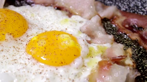 Cooking Eggs Bacon Oil Frying Eggs English Breakfast Delicious Pepper — Αρχείο Βίντεο