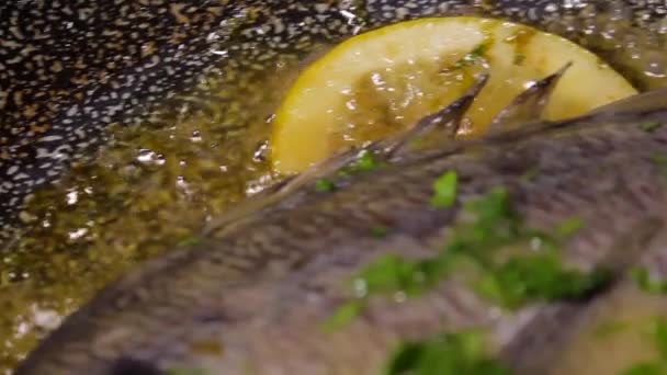 Cooking Bream Fish Lemon Oil Parsley Panning Movement Soft Change — Stockvideo