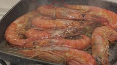 Tavada kırmızı karides pişiriyorum. Kızarmış Arjantin karidesi lezzetli restoran gurmesi.