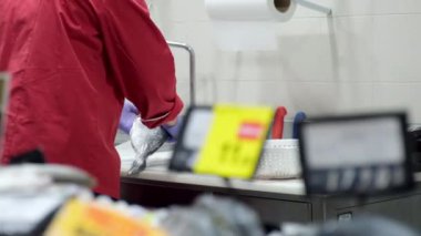 Balıkçı iş başında. Balık dükkanında balık temizliyorum. Çiğ çipura hazırlanıyor..
