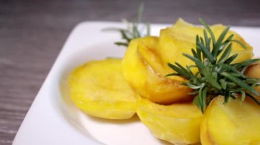 Patates kızartması. Kızarmış patatese tuz döküyorum. Lezzetli yemekler. Abur cubur..