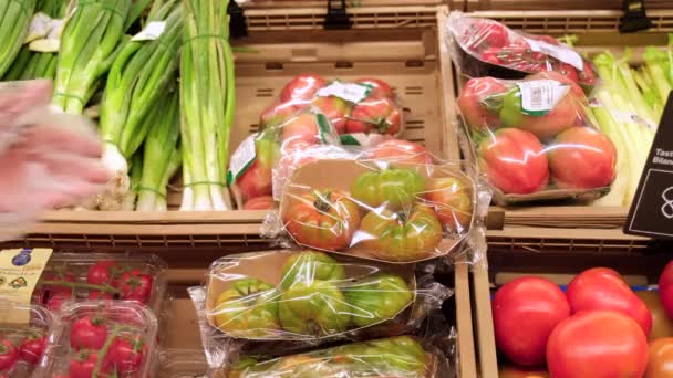 Picking Tomatoes Grocery Store Hand Choosing Tomato Market Slow Motion — Stockvideo