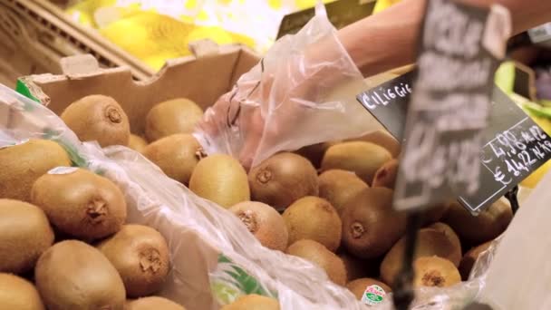 Picking Kiwi Fruit Market Slow Motion Buying Organic Healthy Food — Stockvideo
