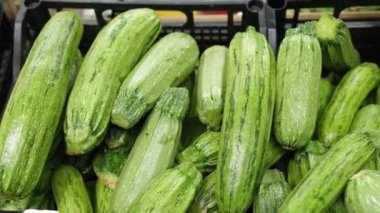 Markette kabak sebze sergisi. Organik sağlıklı biyolojik yiyecekler..