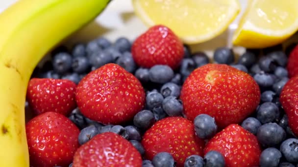 Obstsalat Frische Erdbeeren Blaubeeren Bananen Zitronen Tropisch Gesunde Mischung Vitamin — Stockvideo