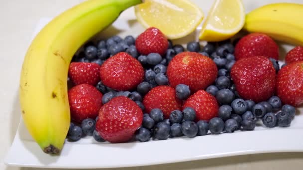 Ensalada Frutas Frutas Variadas Fresas Frescas Arándanos Plátano Limón Mezcla — Vídeos de Stock