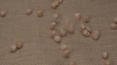 Kuru nohut, yavaş çekimde düşen nohut. Legumes vejetaryen yemeği