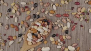 Kuru fasulye, nohut, mercimek vejetaryen protein kaynağı, tahta kaşıkta dönen Akdeniz sağlıklı diyeti, organik tarım.