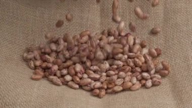 Yavaş çekimde jüte düşen kırmızı kuru fasulye yığını, organik tarım, sağlıklı protein kaynağı