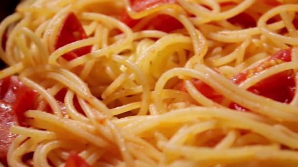 Tomatenspaghetti Einer Pfanne Kochen Nudeln Mit Tomaten Zubereiten Typisch Italienisches — Stockvideo