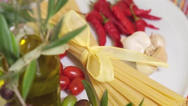 Nudelspaghetti Mit Tomaten Knoblauch Olivenöl Und Chili Typisch Italienische Traditionelle — Stockvideo