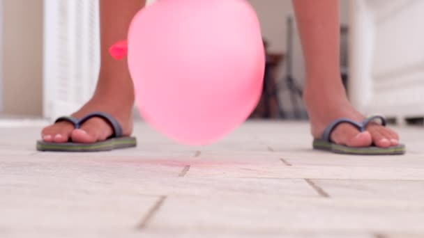 Een Kleine Jongen Die Met Een Waterballon Speelt Hij Laat — Stockvideo