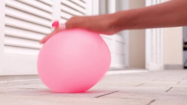 Młody Chłopiec Bawiący Się Balonem Wodą Zabawne Rozrywka Impreza Czas — Wideo stockowe