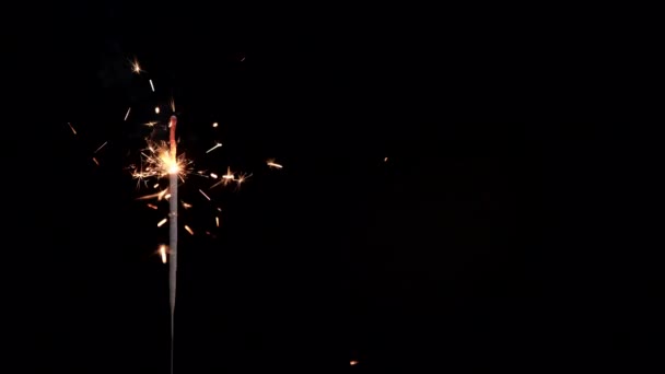 Wunderkerzen Feuerwerk Auf Einer Seite Silvesterfeier Urlaub Weihnachtsfeier Schwarzer Hintergrund — Stockvideo