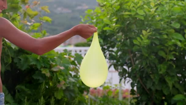 Unga Pojkar Leker Med Vattenballong Trädgården Slå Med Pinne Slow — Stockvideo