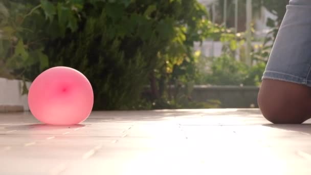 Νεαρό Αγόρι Χτυπάει Μπαλόνι Νερού Στον Κήπο Χαρούμενο Παιδί Παίζει — Αρχείο Βίντεο