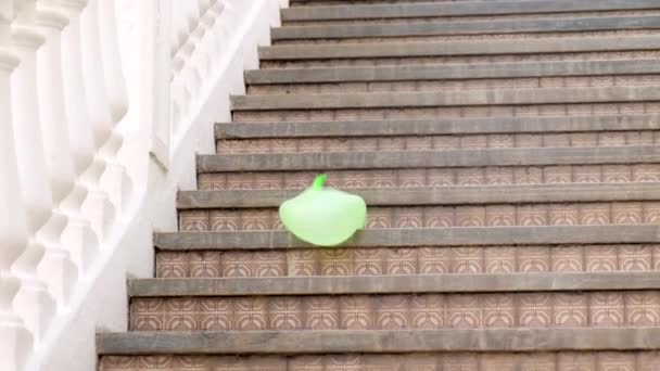 Palloncino Verde Che Cade Dalle Scale Rallentatore Gioco Divertente Giocattolo — Video Stock