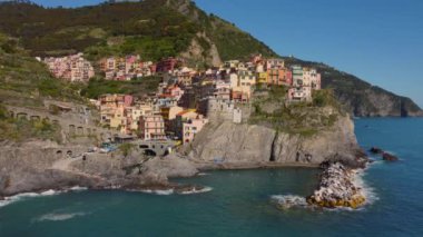 Liguria, İtalya 'nın ünlü simgesi Cinque Terre' deki Manarola hava manzarası. Avrupa 'da seyahat hedefi
