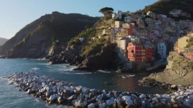Liguria, İtalya 'nın ünlü simgesi Cinque Terre' de Riomaggiore hava manzarası. Avrupa 'da turizm gezisi.