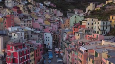 Liguria, İtalya 'nın ünlü simgesi Cinque Terre' de Riomaggiore hava manzarası. Avrupa 'da turizm gezisi.