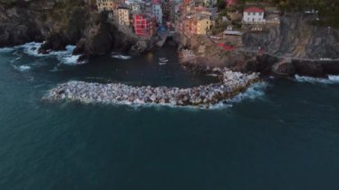 Liguria, İtalya 'nın ünlü simgesi Cinque Terre' de Riomaggiore hava manzarası. Avrupa 'da turizm gezisi.