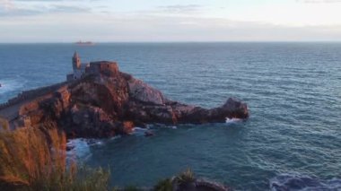 Porto Venere 'deki Palmaria Adası ya da Liguria, İtalya' daki Portovenere hava manzarası. San Pietro Kilisesi. La Spezia bölgesi. Avrupa 'da turizm gezisi.
