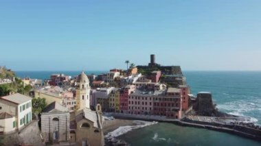 Yazın Cinque Terre 'de Vernazza hava manzarası, Liguria, İtalya' da ünlü bir simgedir. Avrupa 'da seyahat hedefi.