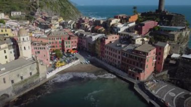 Yazın Cinque Terre 'de Vernazza hava manzarası, Liguria, İtalya' da ünlü bir simgedir. Avrupa 'da seyahat hedefi.